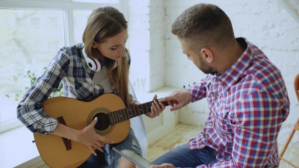 Top 5 astuces pour maîtriser la guitare à Lille facilement